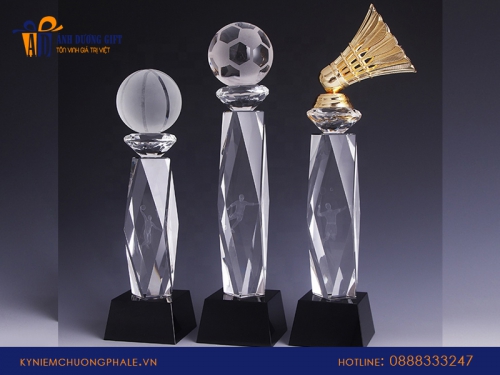 Cửa hàng bán cúp lưu niệm