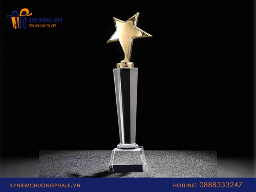 Đặt cúp pha lê ngôi sao