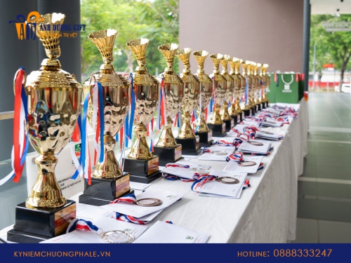 Đặt cúp cầu lông kim loại