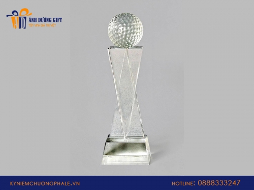 Đặt cúp golf pha lê