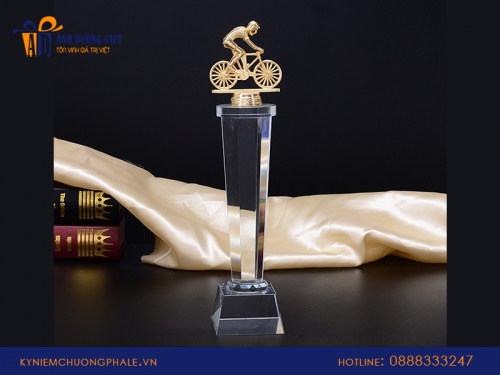 Đặt cúp xe đạp pha lê