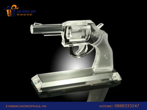 Đặt cúp bắn súng pha lê