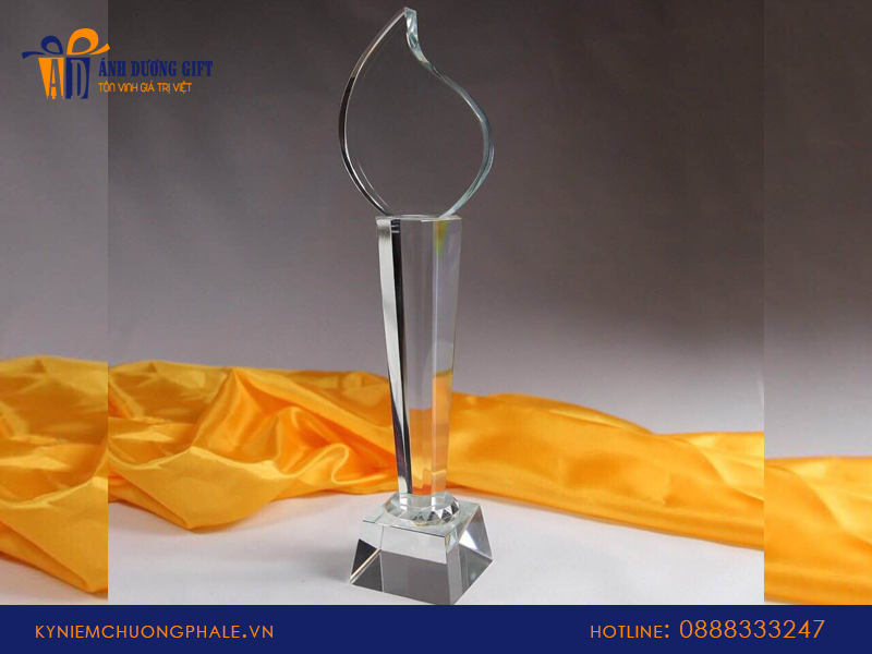 Cúp lưu niệm thủy tinh