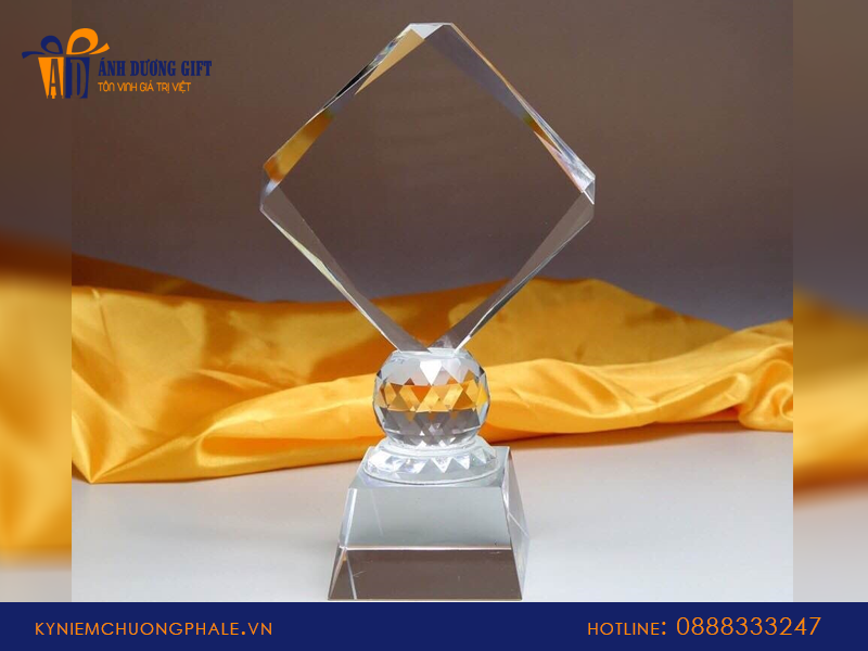 Đặt cúp pha lê bơi lội