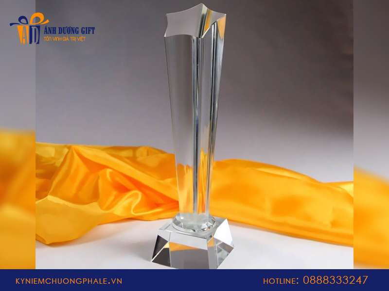 Giá làm cúp thủy tinh lưu niệm