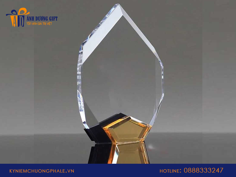 Giá làm cúp thủy tinh lưu niệm