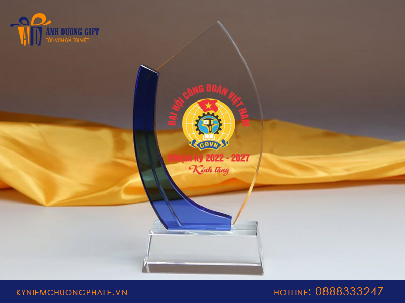 Xưởng sản xuất kỷ niệm chương pha lê